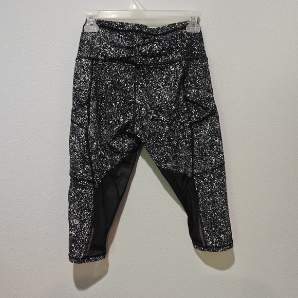 Like New Lululemon Crop Leggings Size 8 Outrun 17" - Picture 2 of 5